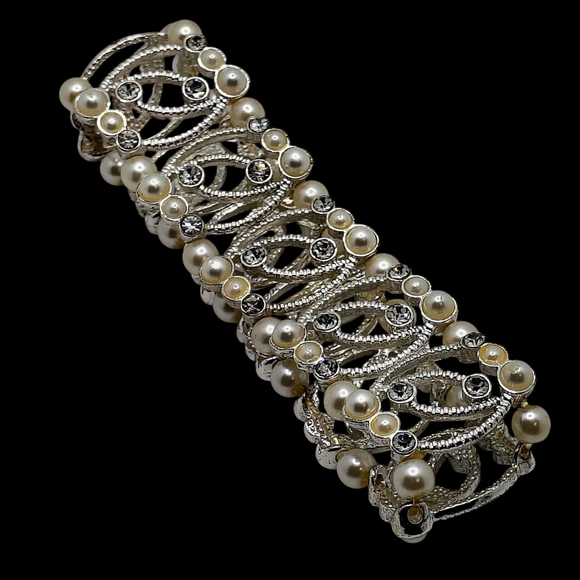 Elegant Silver and Pearl Bracelet - Picture 3 of 4